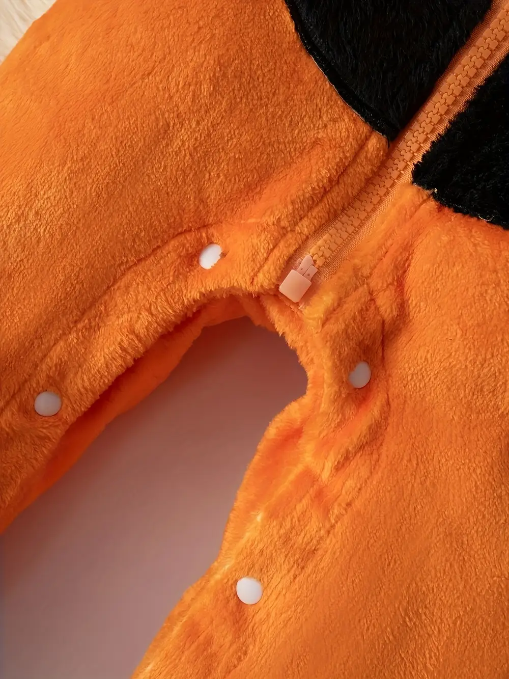 Combinaison bébé fille motif citrouille avec capuche et détails 3D festifs – Image 8