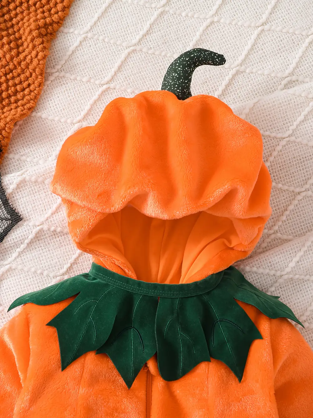 Combinaison bébé en peluche citrouille avec capuche – déguisement doux Halloween – Image 3