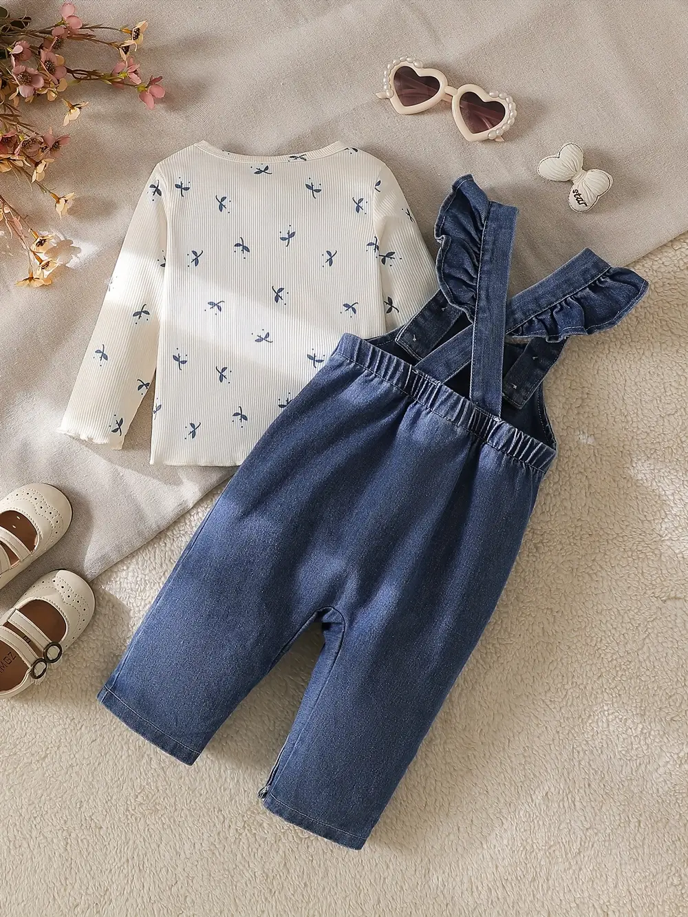 Ensemble naissance bébé fille – haut imprimé manches longues et salopette jean volantée – Image 2