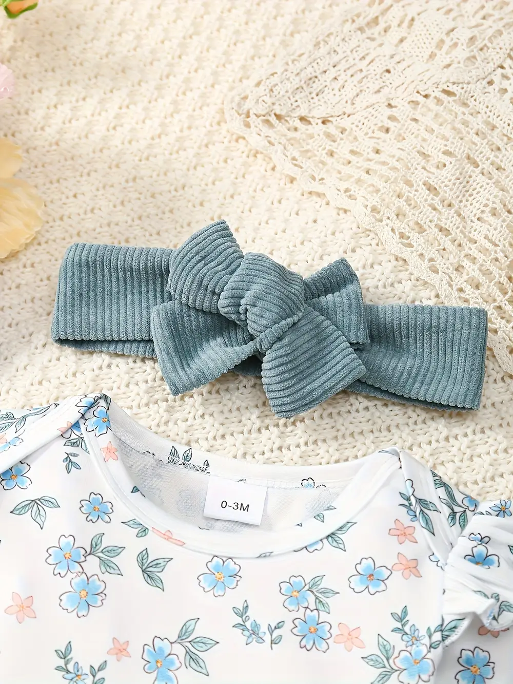 Ensemble naissance 3 pièces bébé fille – flanelle florale avec volants et nœud – Image 4