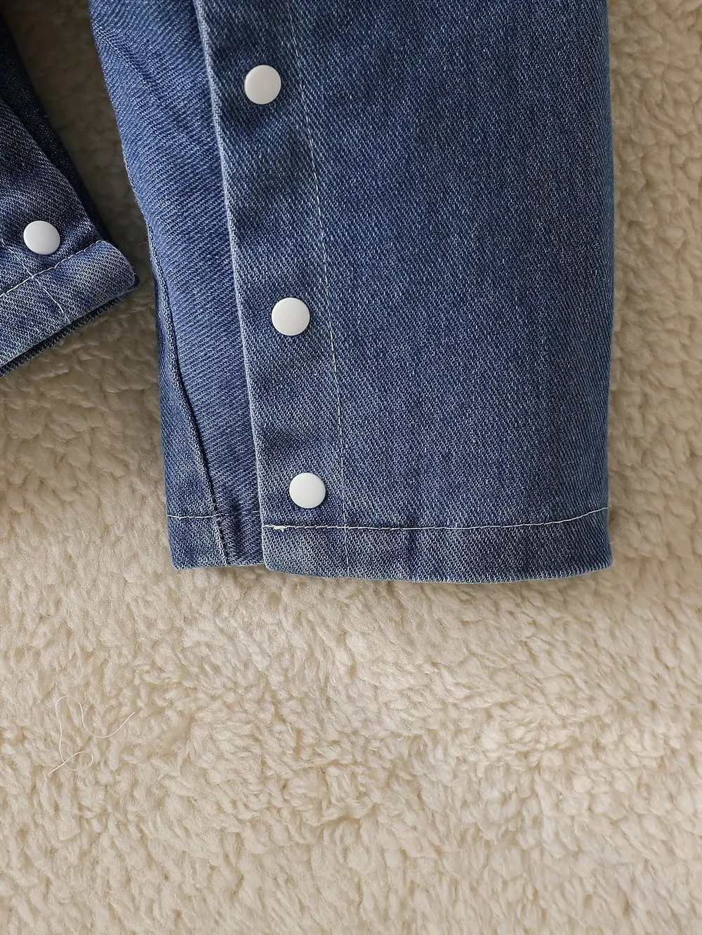 Ensemble naissance bébé fille – haut imprimé manches longues et salopette jean volantée – Image 5