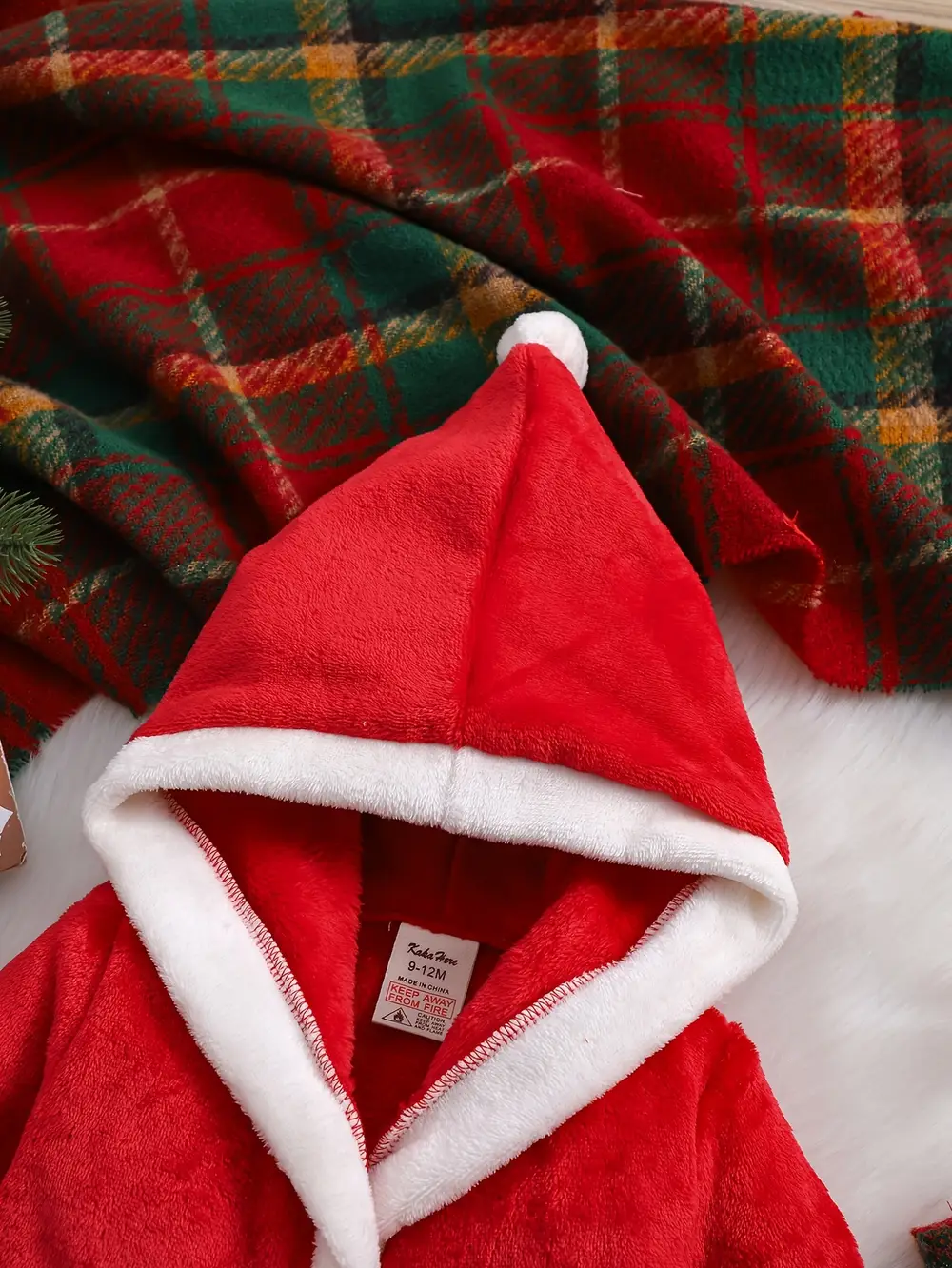 Peignoir enfant en polaire douce avec capuche et bordure blanche – style Noël – Image 5