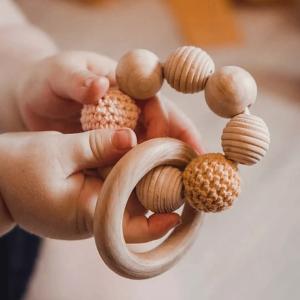 Hochet en bois perle et laine