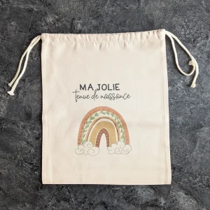 Pochon ma jolie tenue de naissance – motif arc-en-ciel