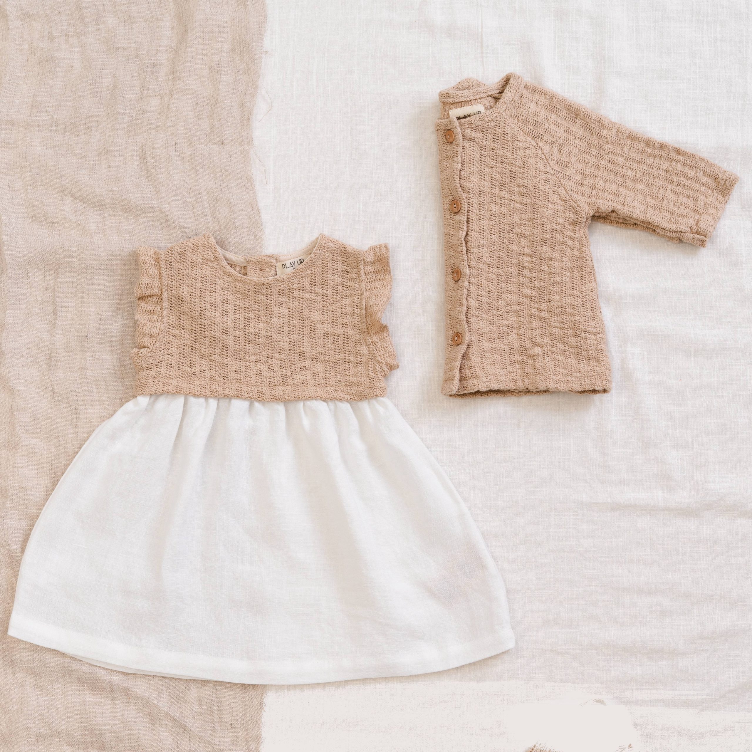 Robe bicolore bébé – Beige et blanc – Image 3