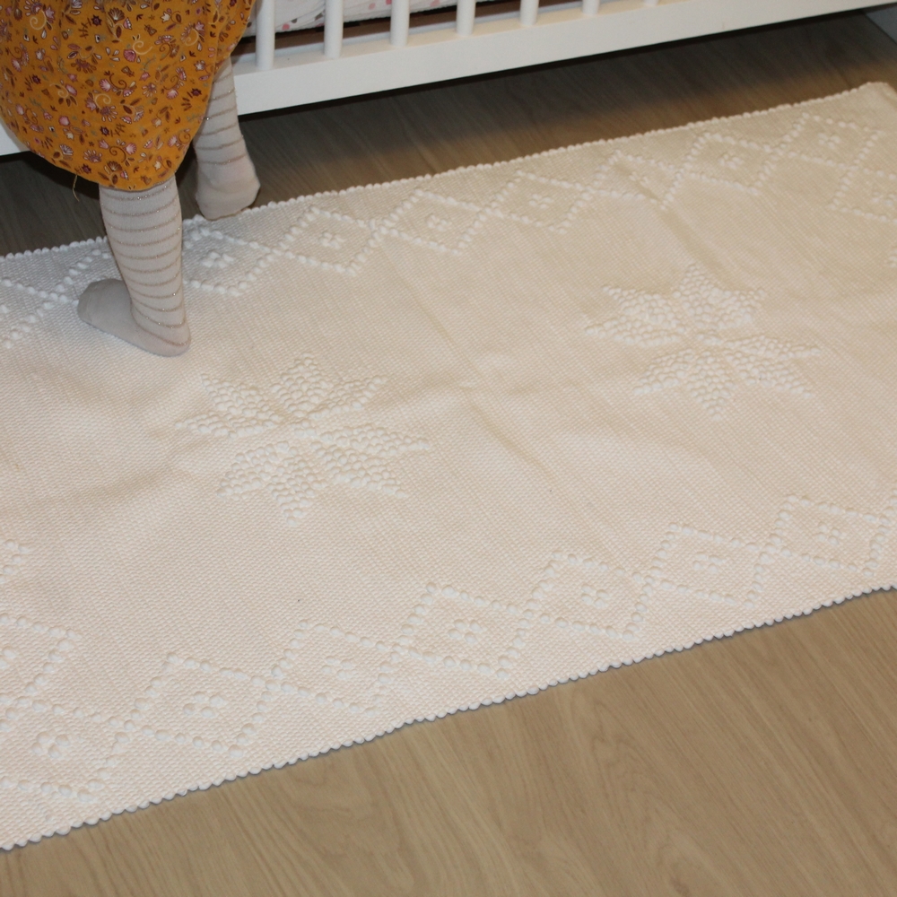 Tapis blanc artisanal – 70 cm x 1m35-40 – Chambre d’enfant – Image 4