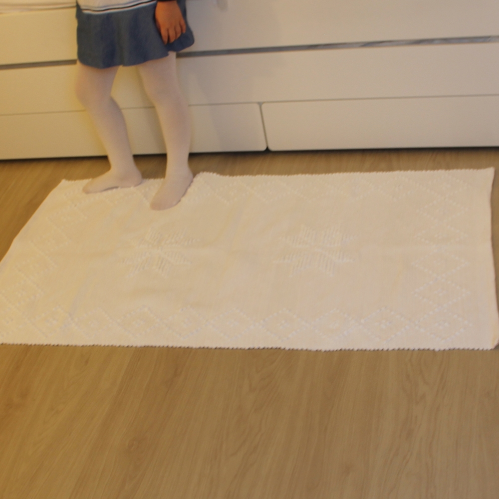 Tapis blanc artisanal – 70 cm x 1m35-40 – Chambre d’enfant – Image 5
