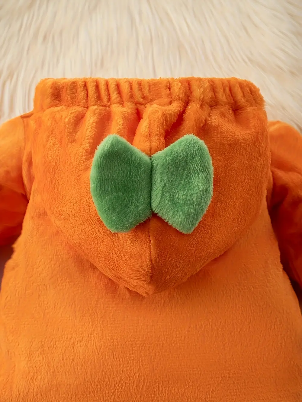 Combinaison bébé fille motif citrouille avec capuche et détails 3D festifs – Image 3