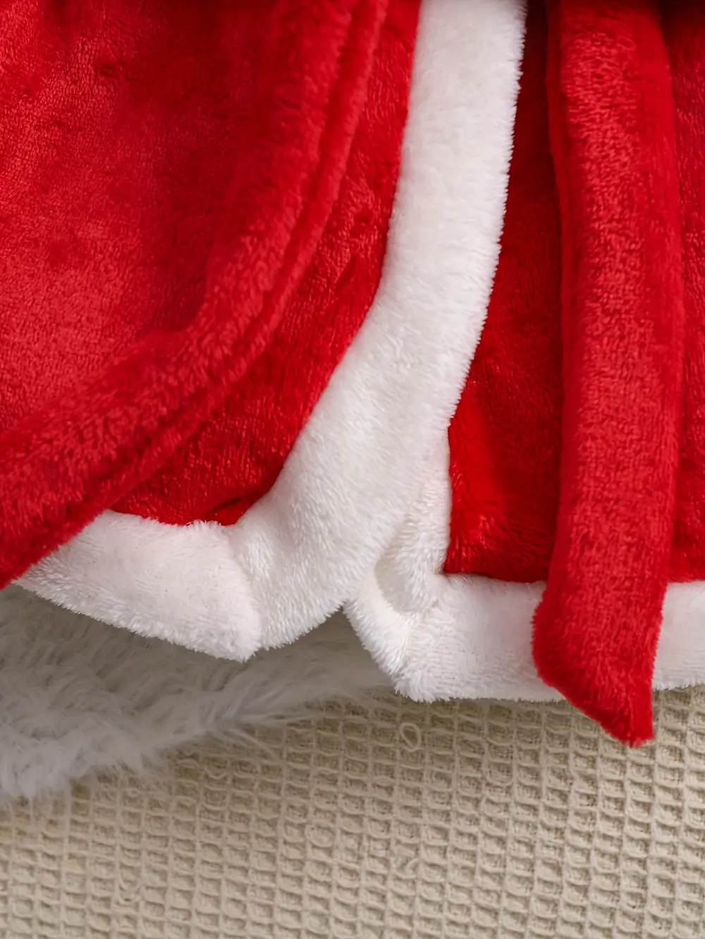 Peignoir enfant en polaire douce avec capuche et bordure blanche – style Noël – Image 7