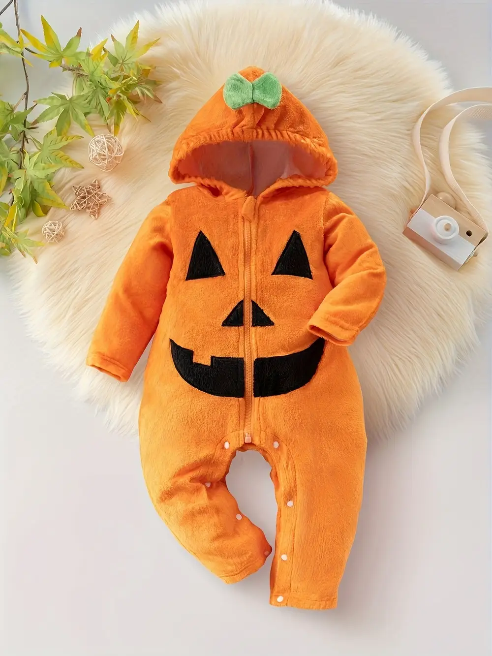 Combinaison bébé fille motif citrouille avec capuche et détails 3D festifs – Image 2