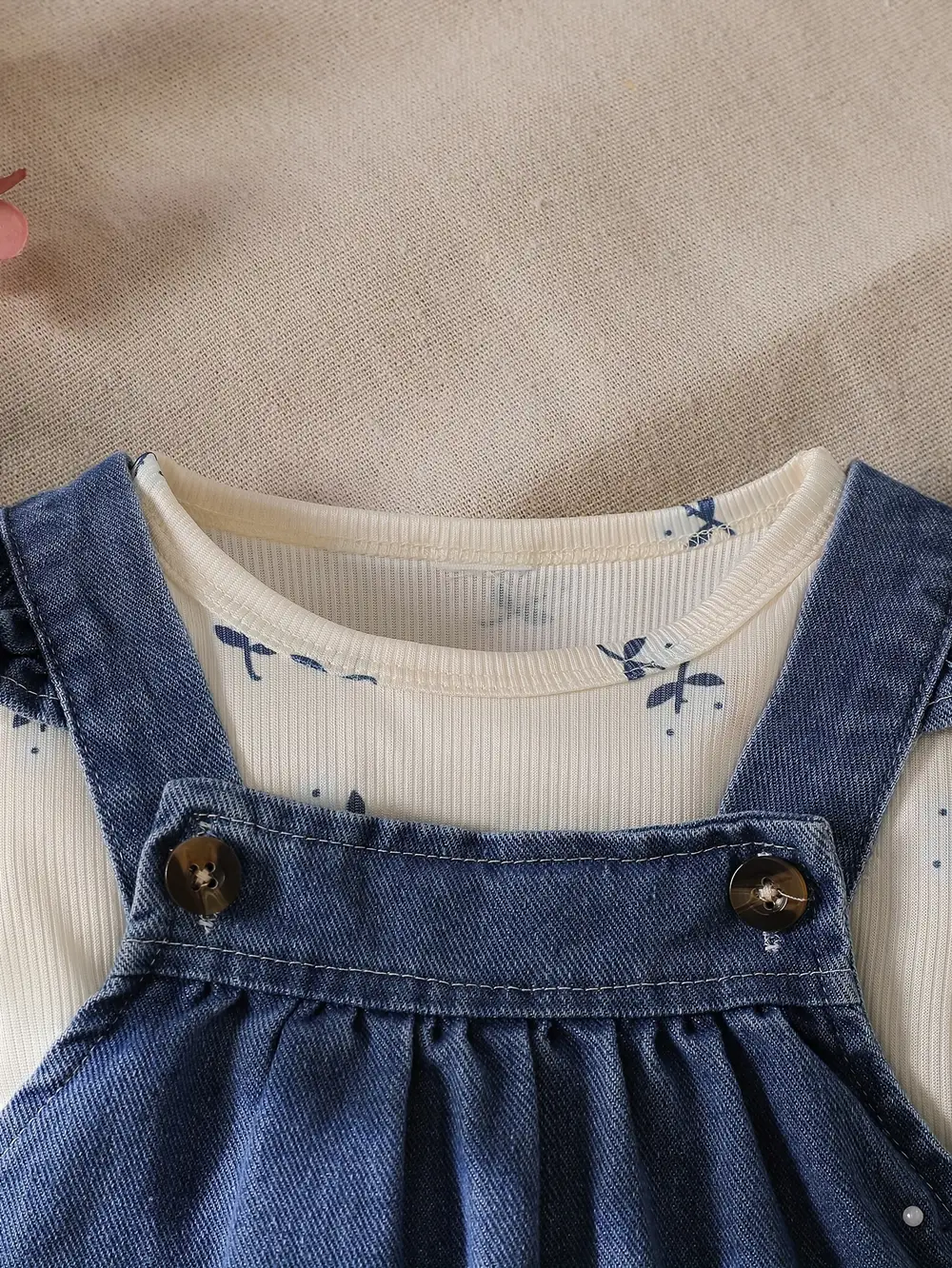 Ensemble naissance bébé fille – haut imprimé manches longues et salopette jean volantée – Image 3