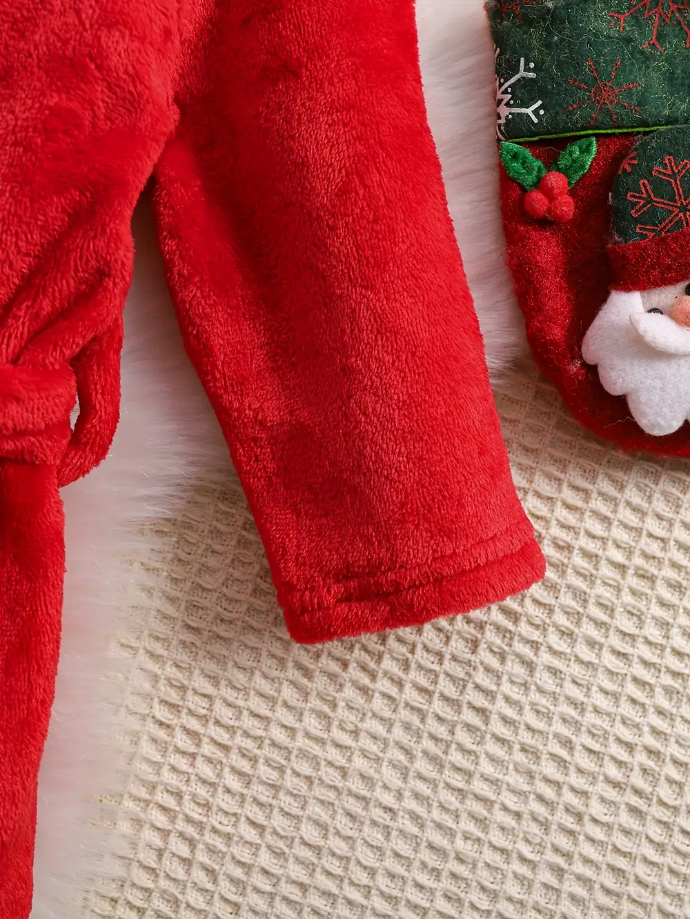 Peignoir enfant en polaire douce avec capuche et bordure blanche – style Noël – Image 4