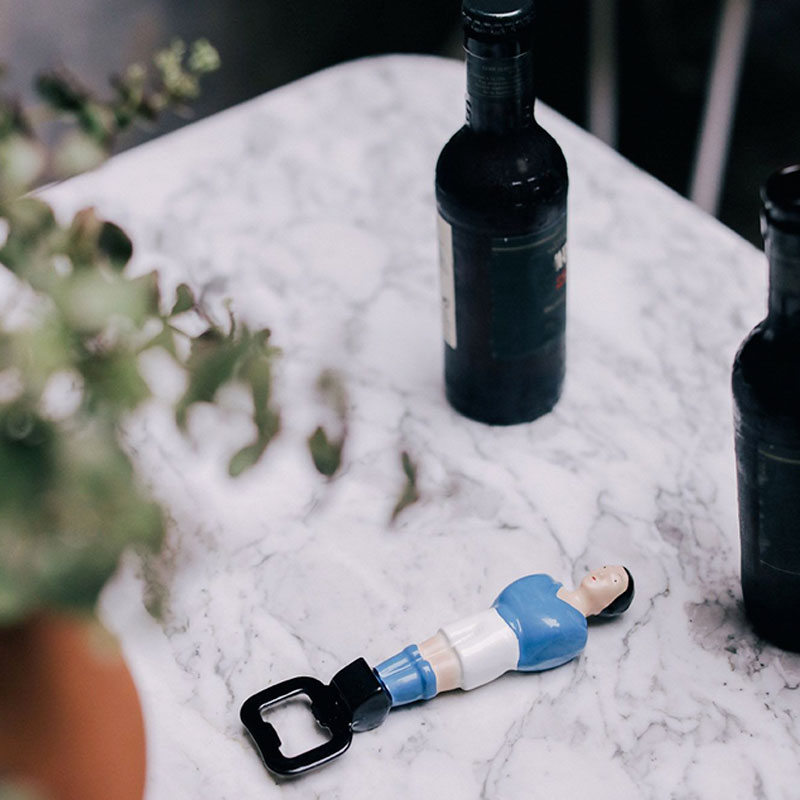 Décapsuleur Joueur de Baby Foot Bleu, DOIY Design – Image 4