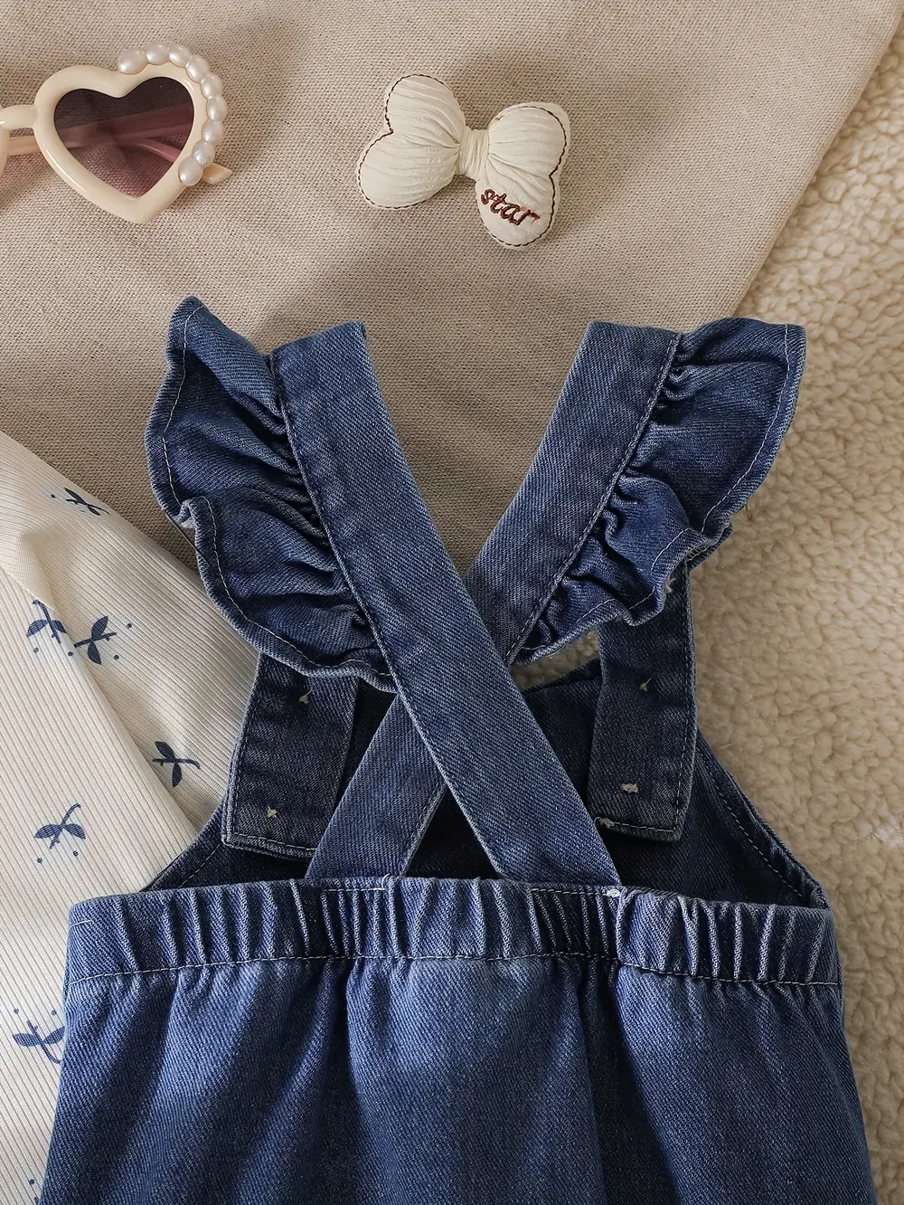 Ensemble naissance bébé fille – haut imprimé manches longues et salopette jean volantée – Image 4