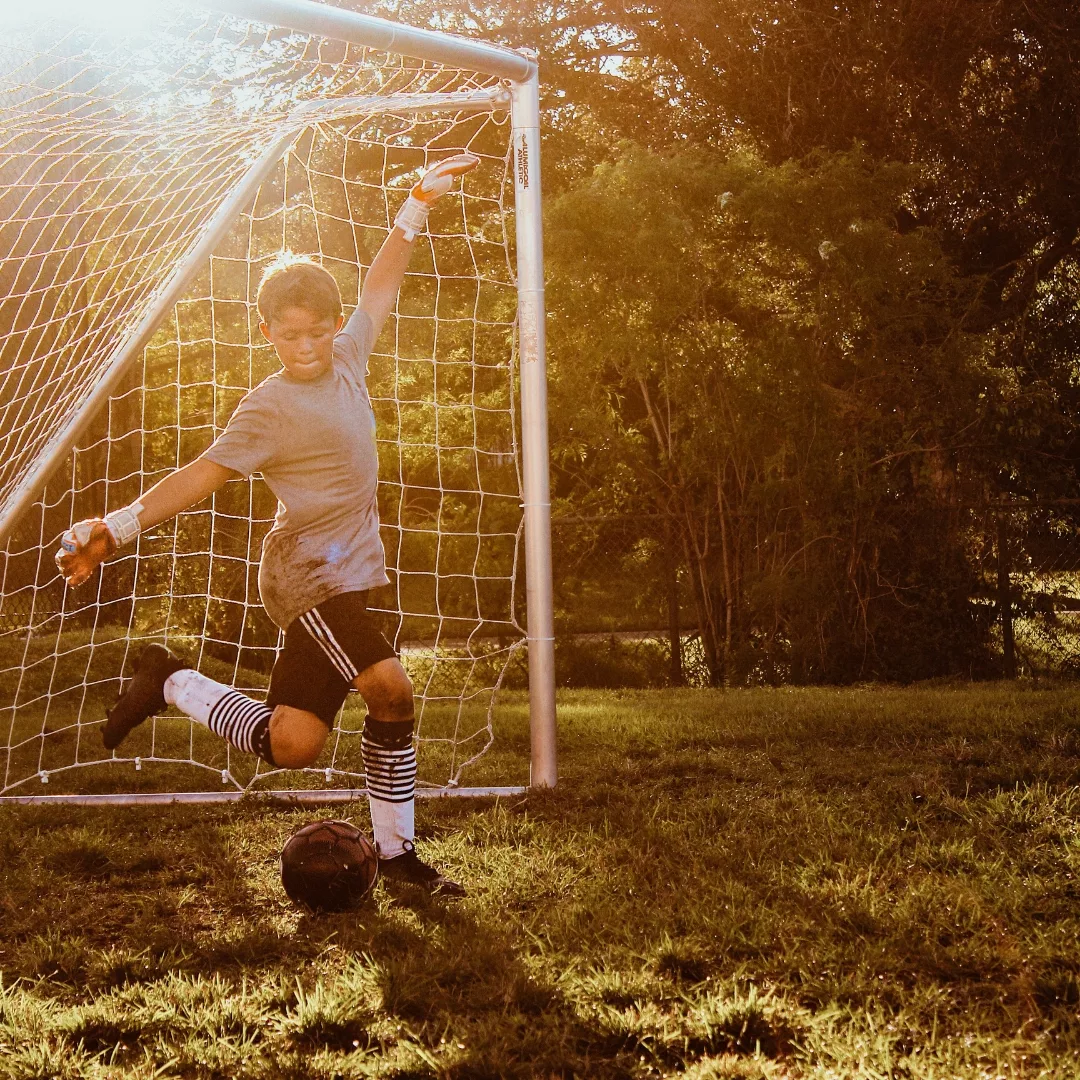 Gant de gardien enfant – Protection renforcée et grip pro pour jeunes footballeurs – Confort et sécurité assurés – Image 2