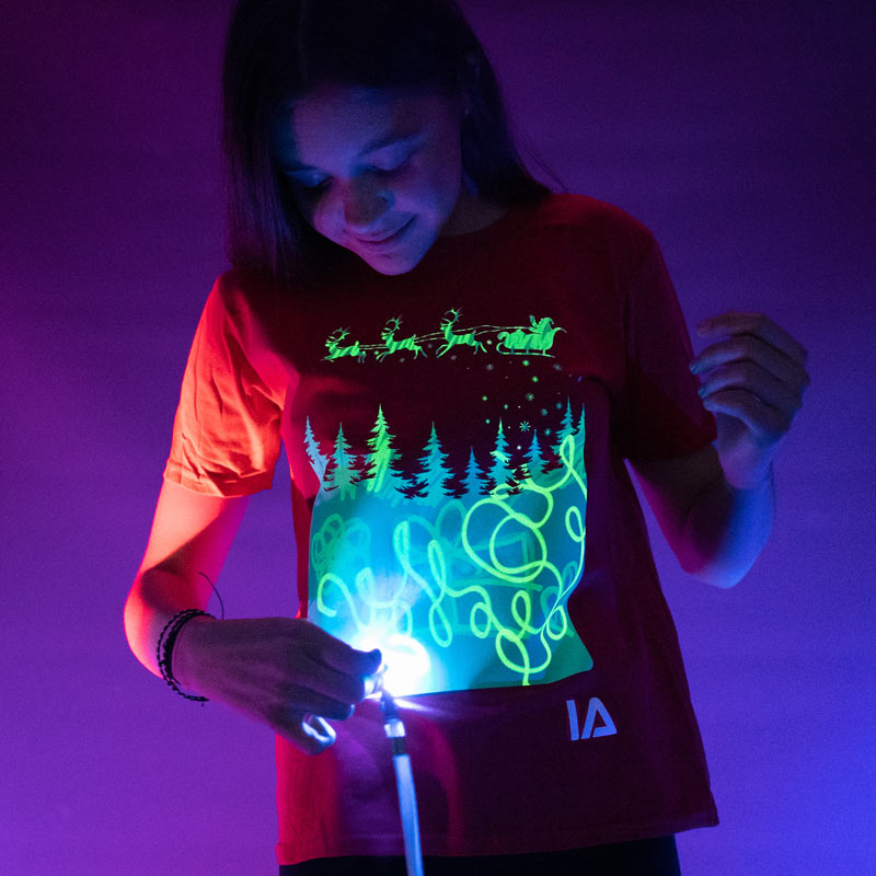 T-shirt enfant phosphorescent Traineau du Père Noël et lampe led, Rouge/blanc – Image 3